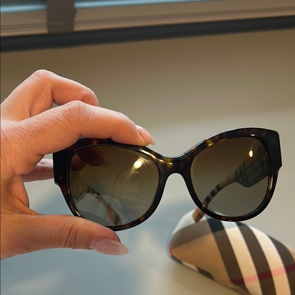 Burberry Tortoise Sunglasses with Plaid Case - Picture 2 of 12